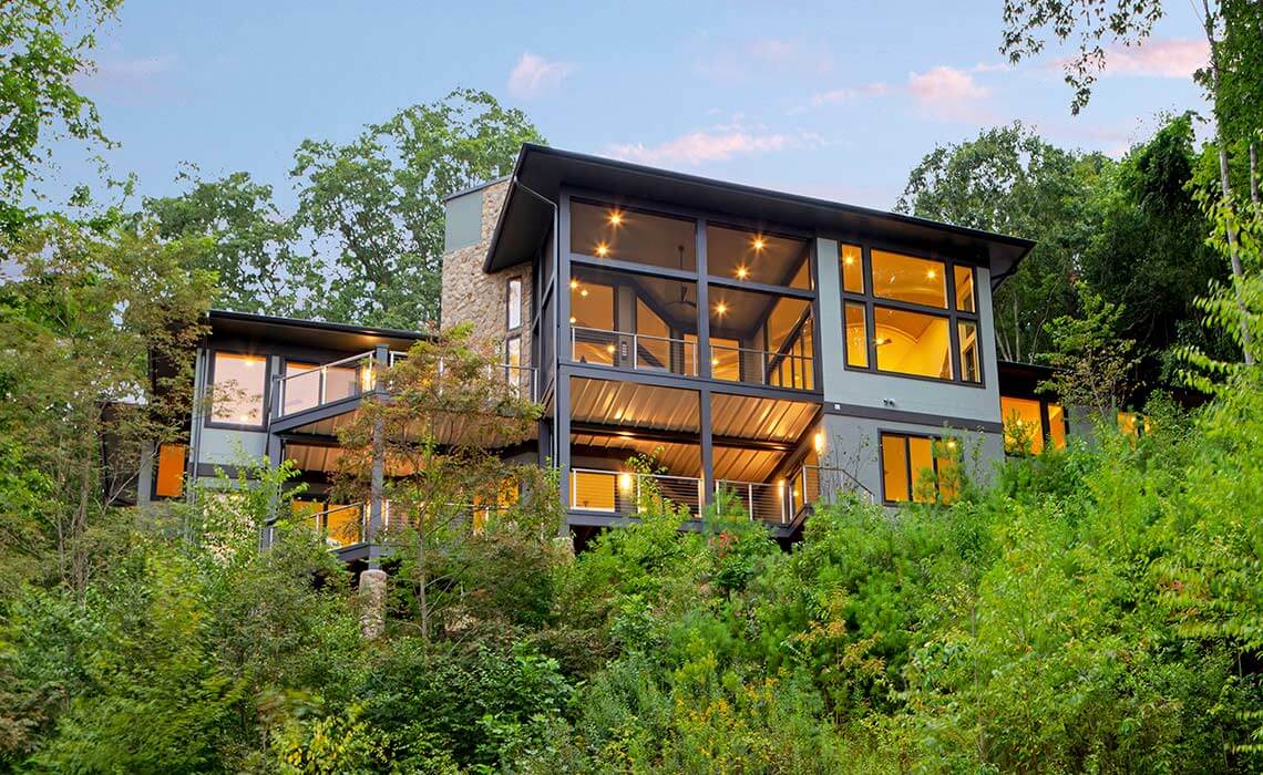 Navigating Steep Slope Construction with Experienced Mountain Home Builders